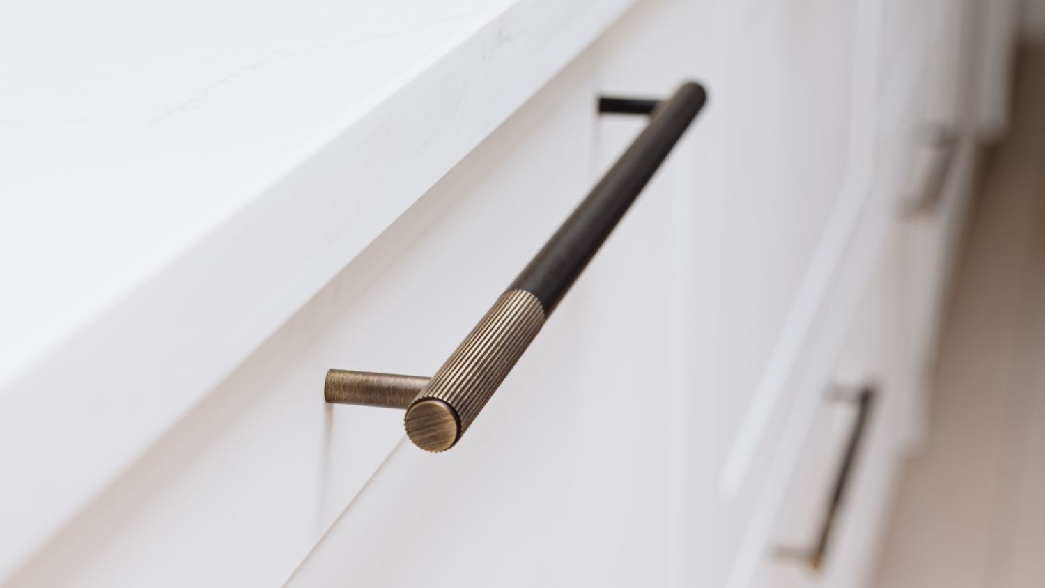 Simple Switch, Bespoke Look: Bar Handles That Transform Kitchen Cabinetry